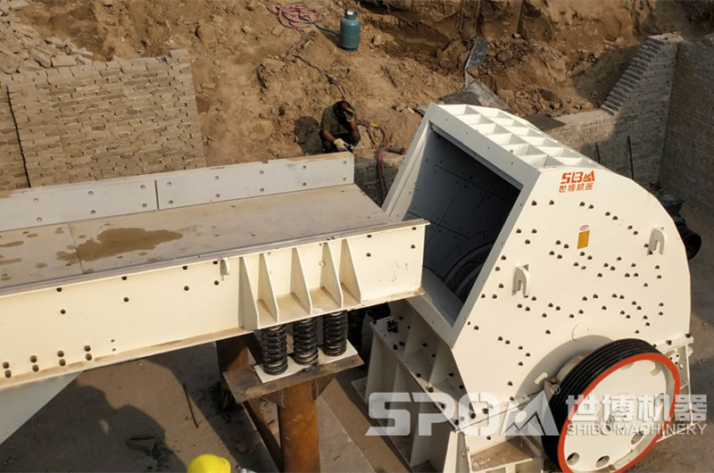 1512重錘破碎機現場圖，進料口細節圖