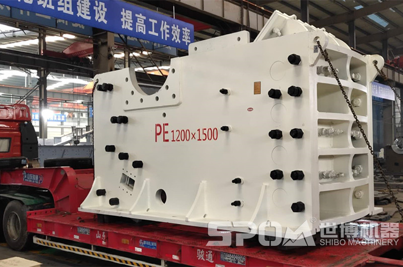 1215顎式破碎機裝車發貨圖